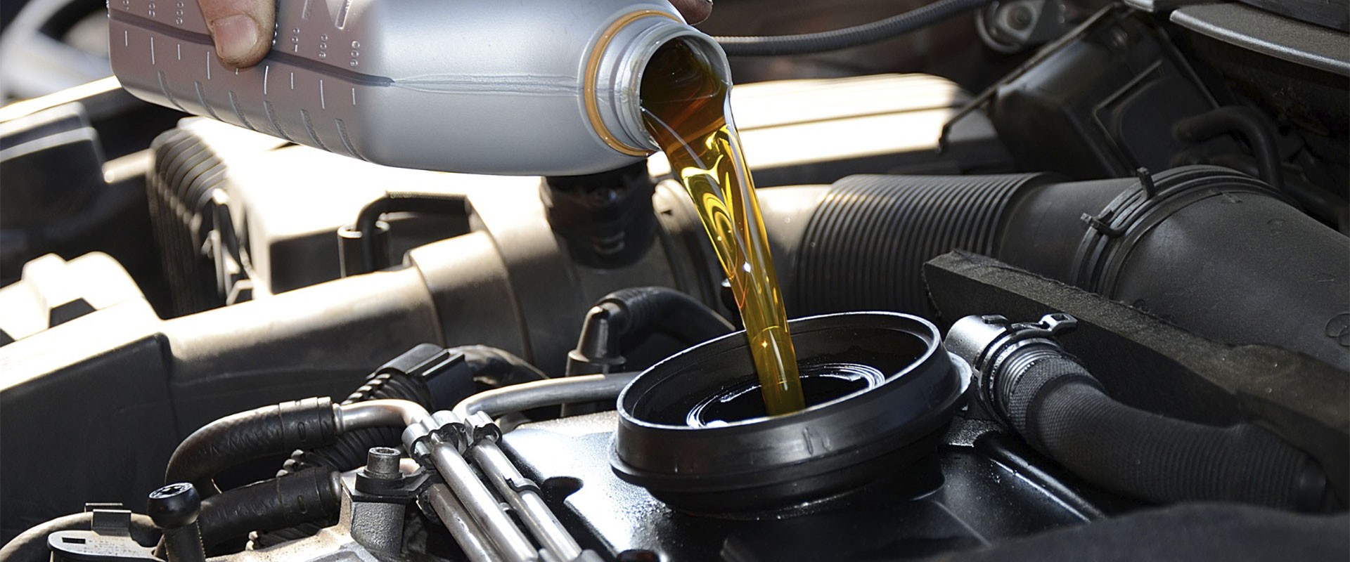 Nowy złoty olej silnikowy wlewany do silnika samochodowego