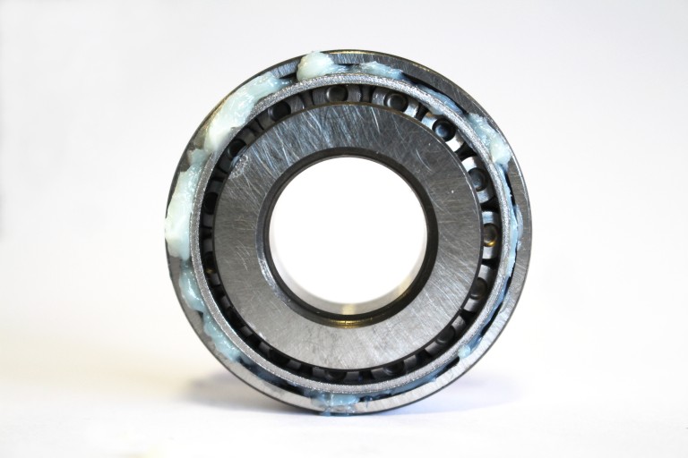 Inerte Fluorcarbonfette A rolling bearing lubricated with white aluminum
complex soap grease